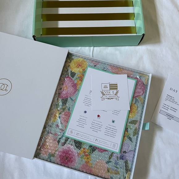 Day Designer 2022-23 Weekly Planner: Enchanted - Picture 4 of 6